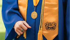 toga, birrete, bandas universitarias, cordones de honor, medallas